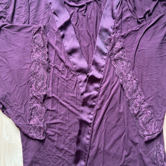 VS Robe - Picture 3 of 4